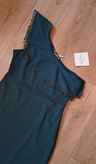 Sukienka Falbana Ramię