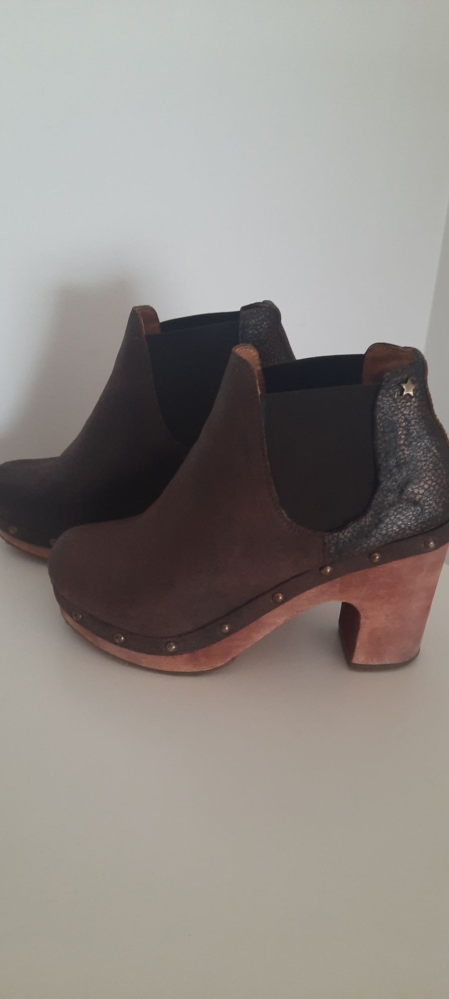 Botas castanhas da Cubanas