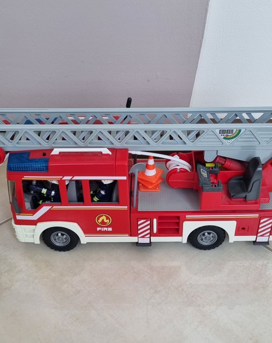 Игровой набор Playmobil City action Пожарная машина с лестницей

Джере