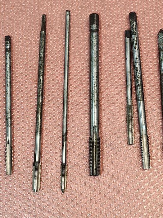 Stare narzędzia warsztatowe gwintowniki długie