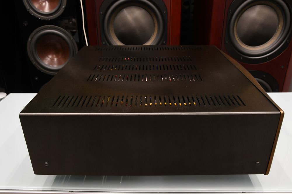 Zadbany wzmacniacz stereo Hegel H200 z XLR pilot 25Kg 2x200W 8 Ohm