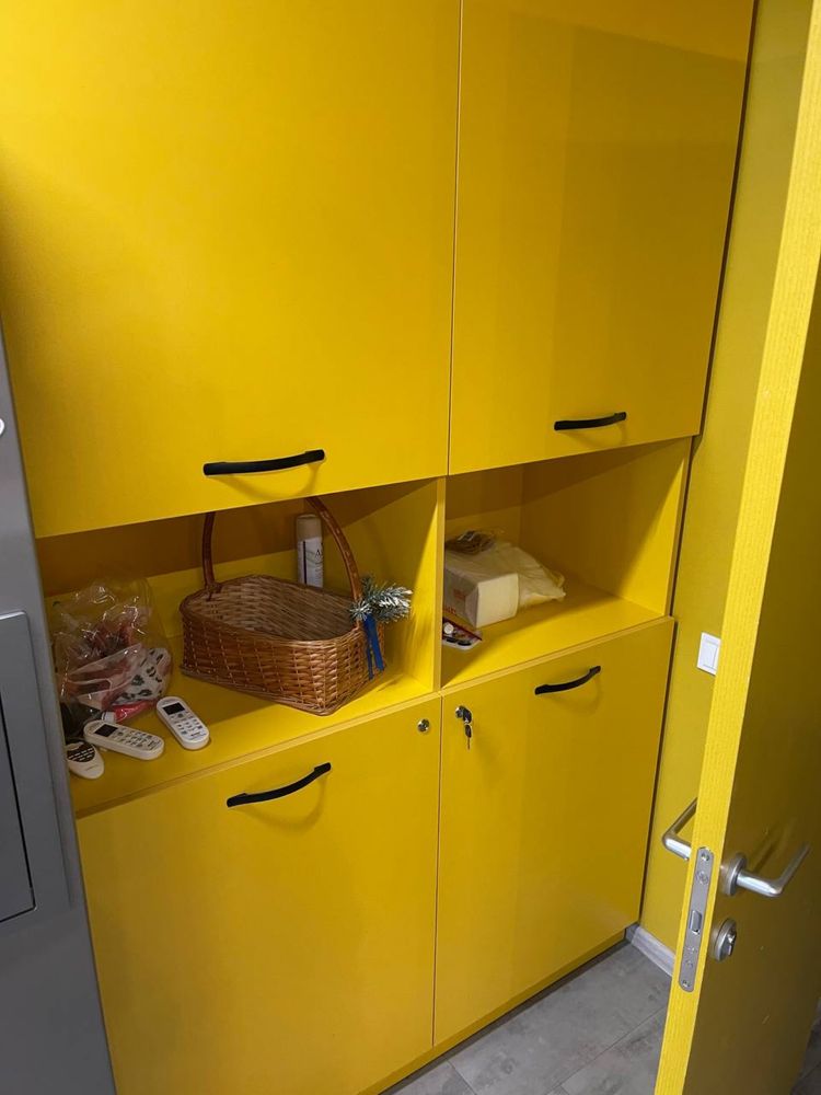 Розпродаж меблів з офісу, столи крісла стелажі дивани шафи стільці