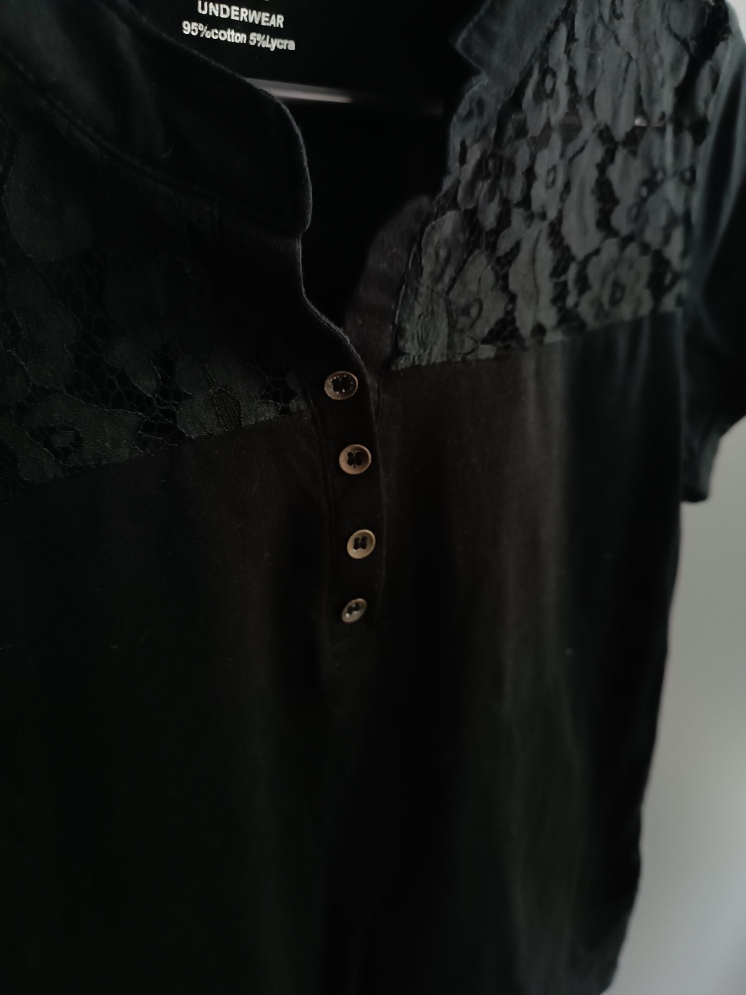 Czarna bluzka z krótkim rękawem t-shirt zdobiony koronką