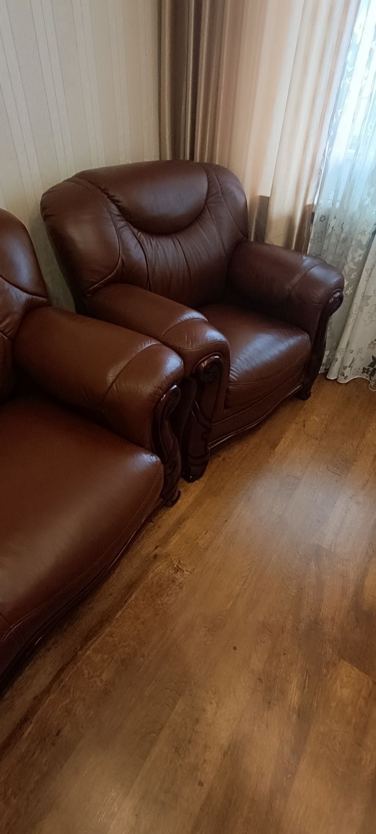 Шкіряний диван та два крісла.