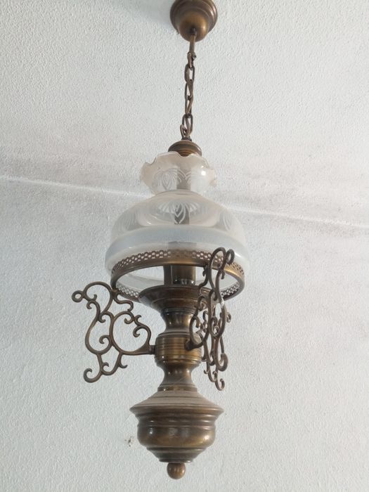 Candeeiro em latão e vidro trabalhado