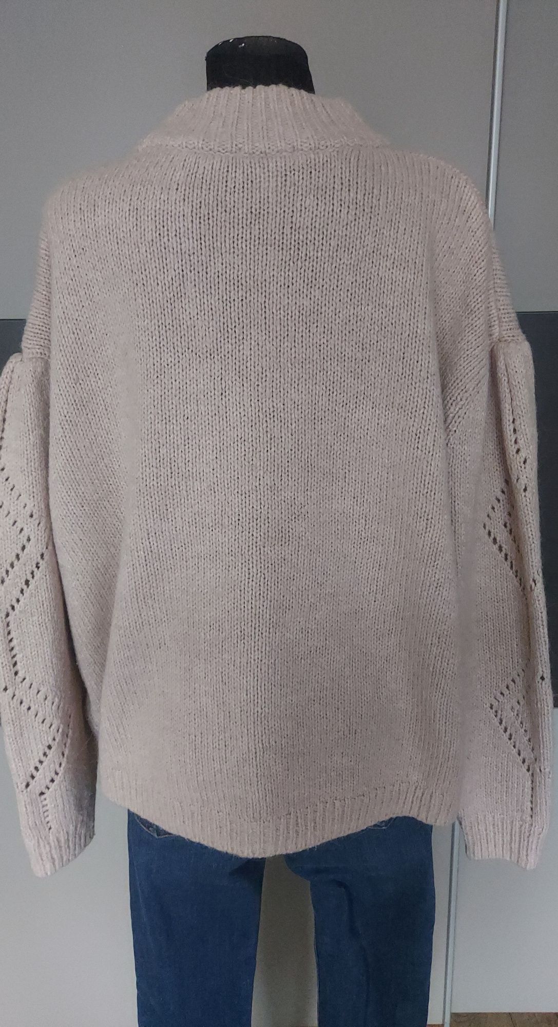 Modny ciepły beżowy sweter aplaka wełna półgolf ażurek over H&M M/L