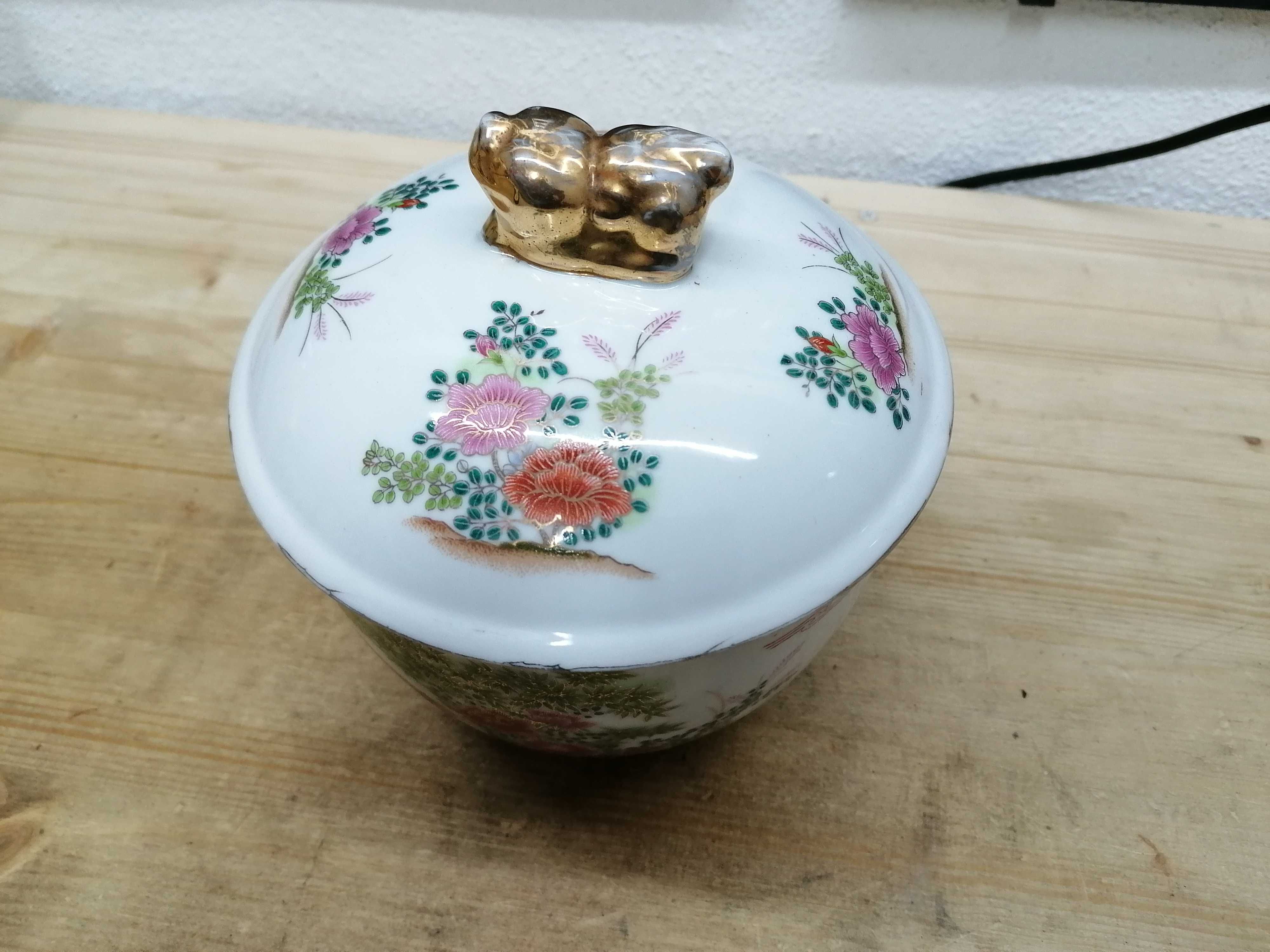 Pote chinês em porcelana