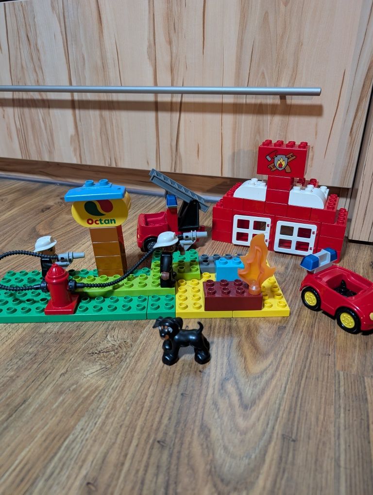 Straż pożarna LEGO Duplo 57 elementów pies strażacy dwa wozy