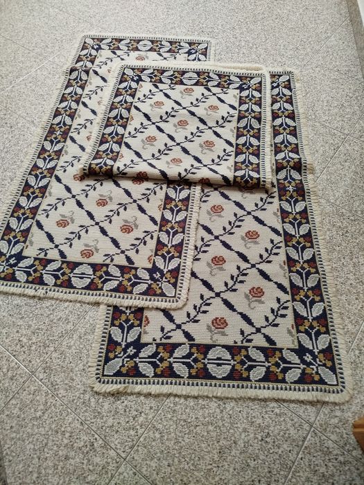 Trio de tapetes em arraiolos
