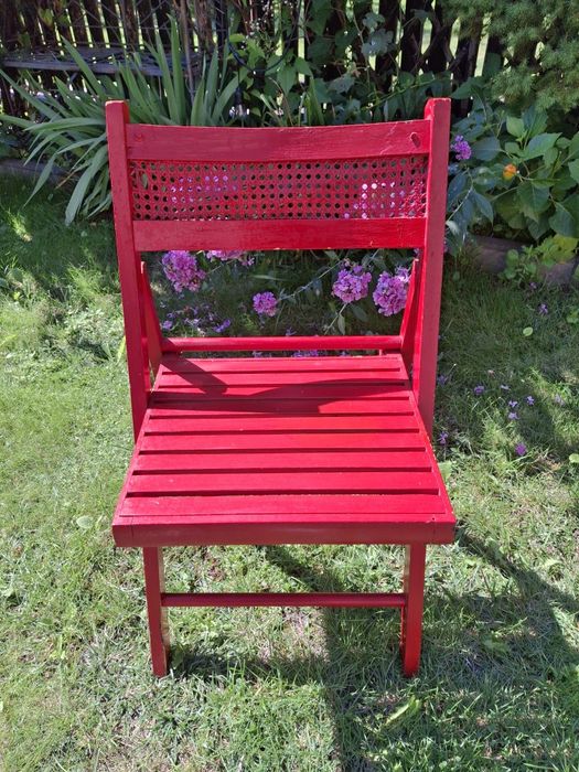 drewniane krzeslo skladane ze wstawką z rattanu