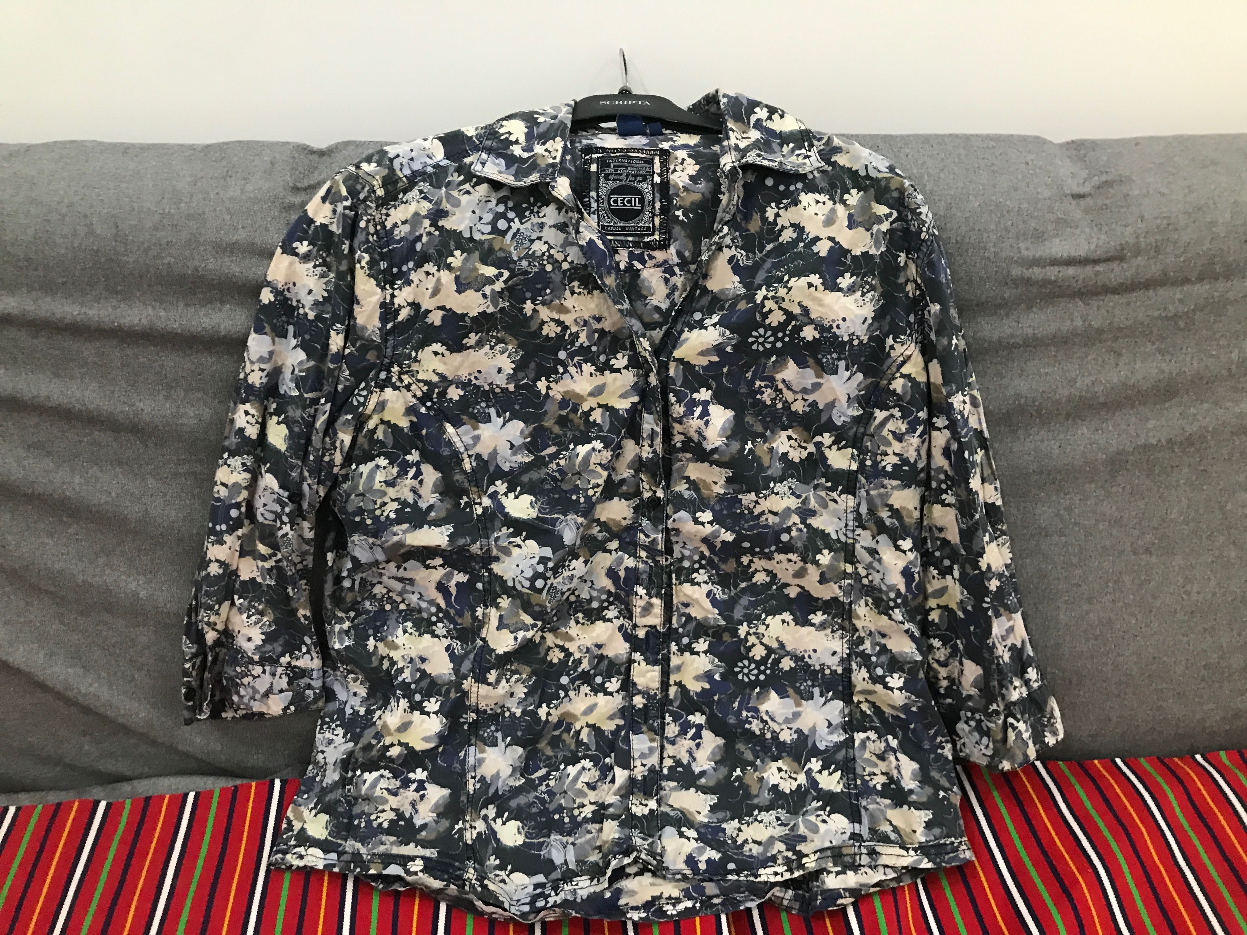 Camisa com tons azuis e cinza com muito bom corte