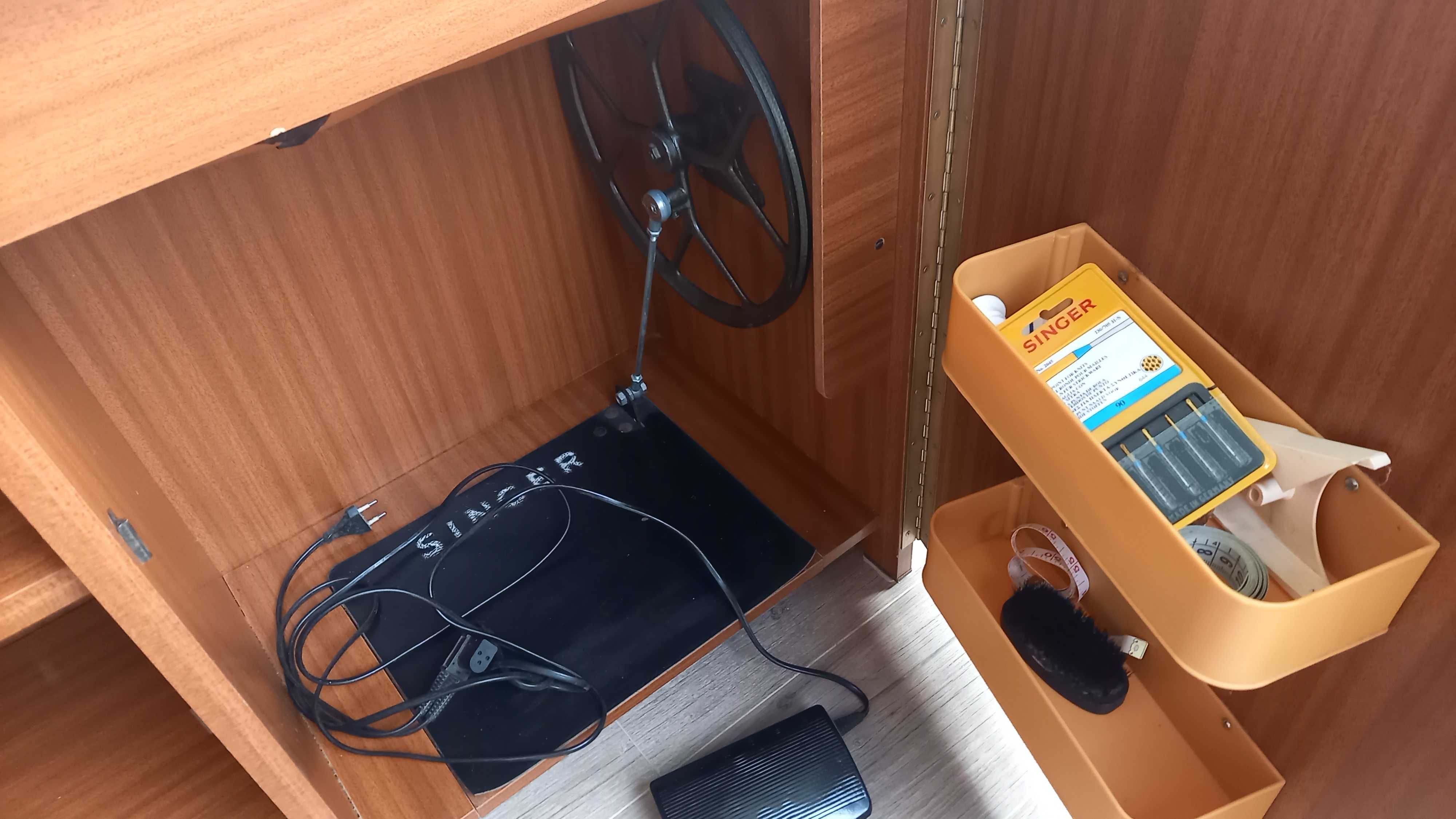 Maquina de costura eletrica Singer Facilita 288 com movel de 3 portas