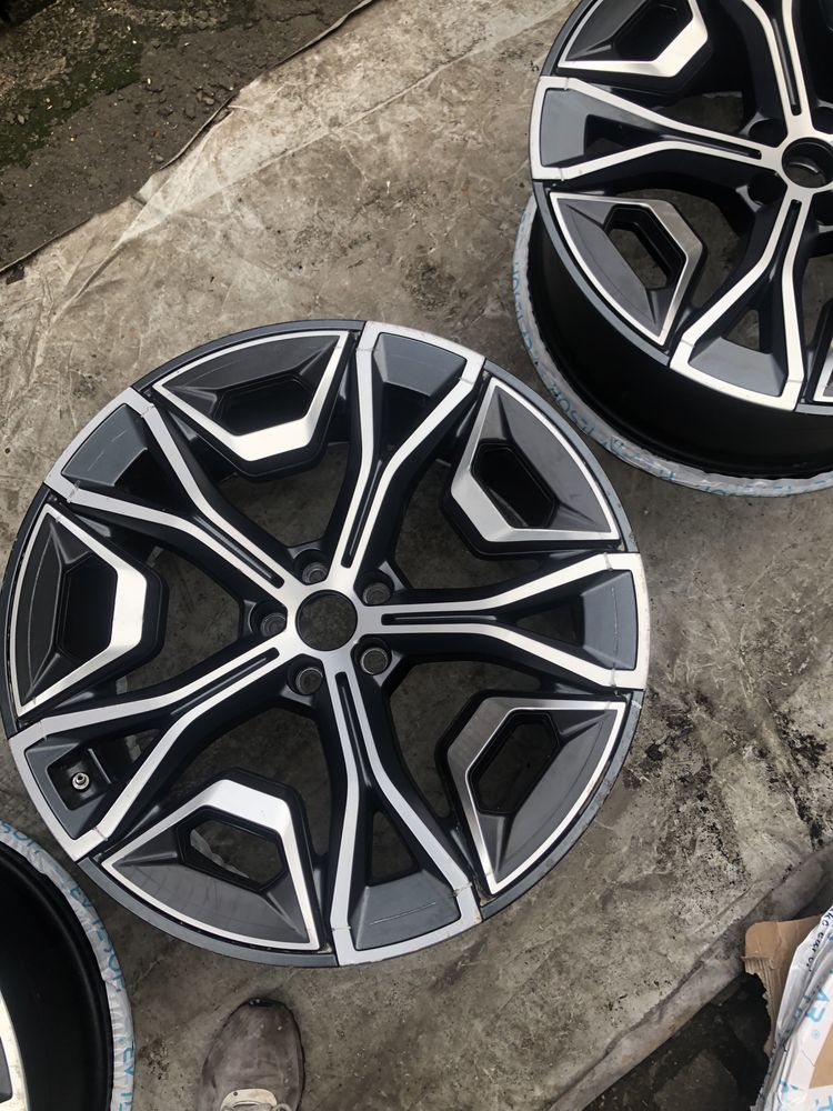 Posiadam felgi bmw i20.et37.22”.5x112