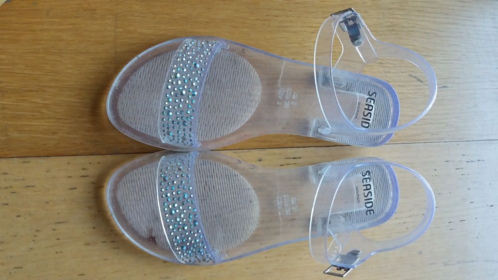 Sabrinas e sandálias. 38