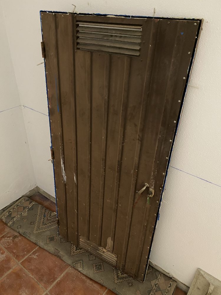 Porta de ferro com aro.