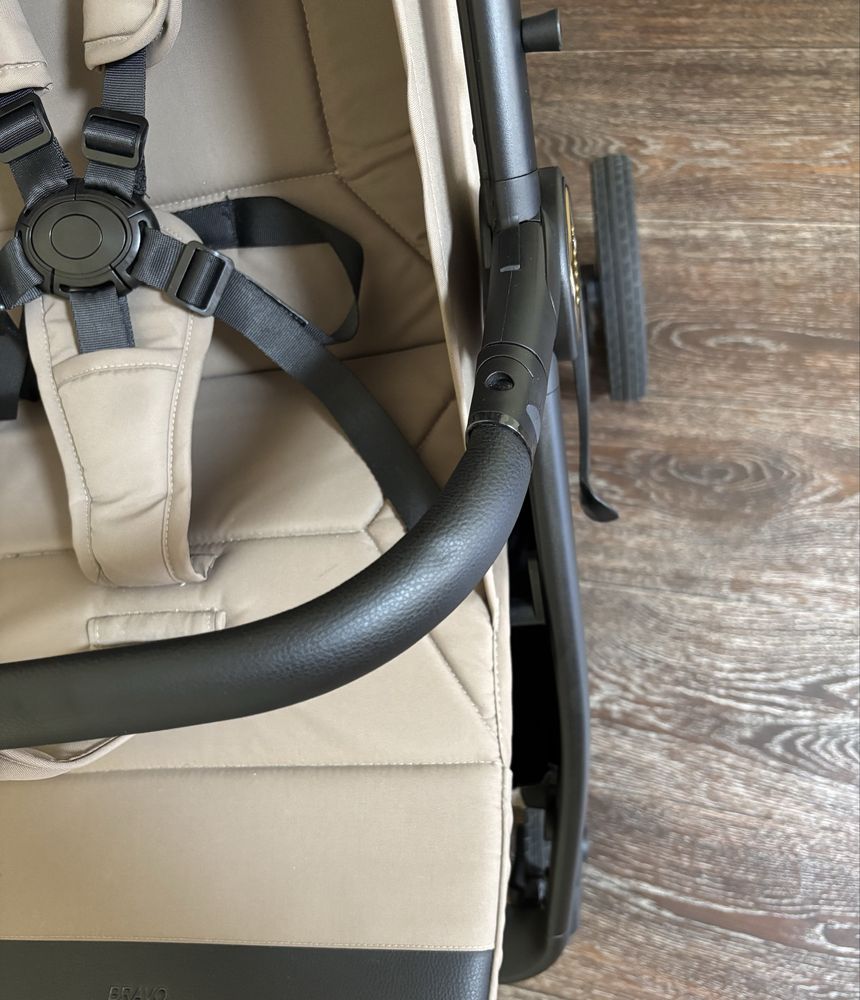 Прогулянкова коляска Carrello Bravo Carbon•Frost Beige