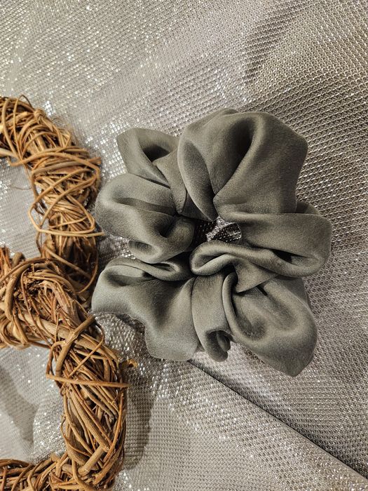 Scrunchie, frotka do włosów