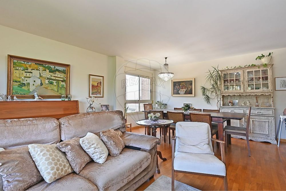 Apartamento T4 de três frentes