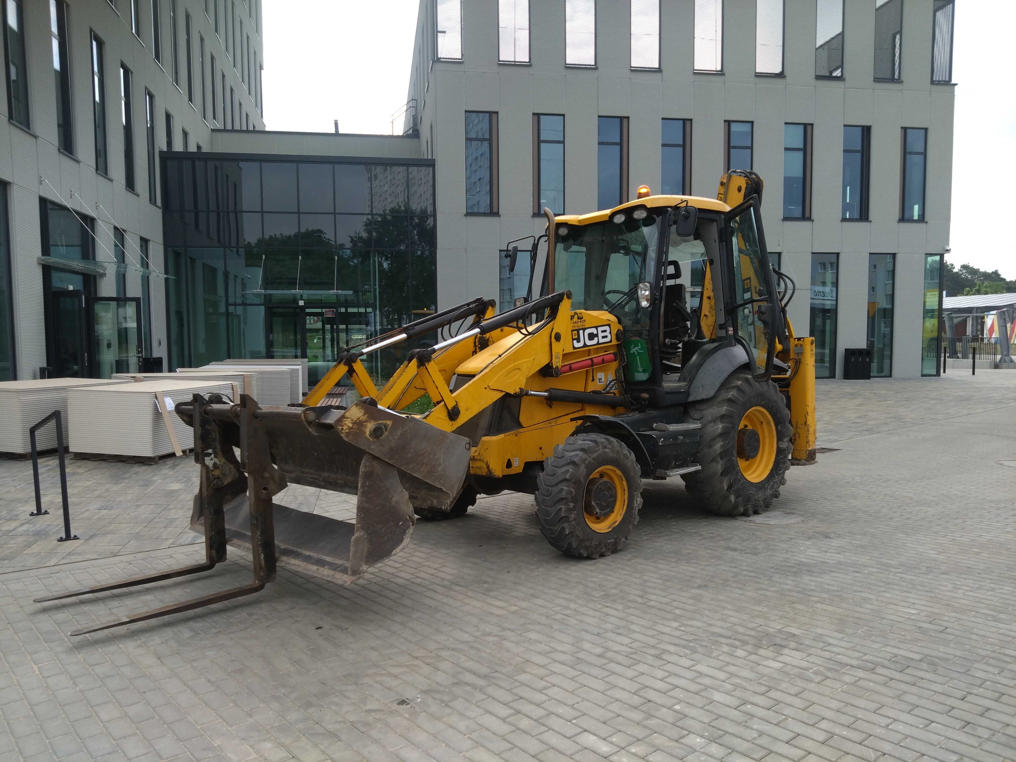 usługi koparko- ładowarka kołowa mini roboty ziemne piasek gruz kucie