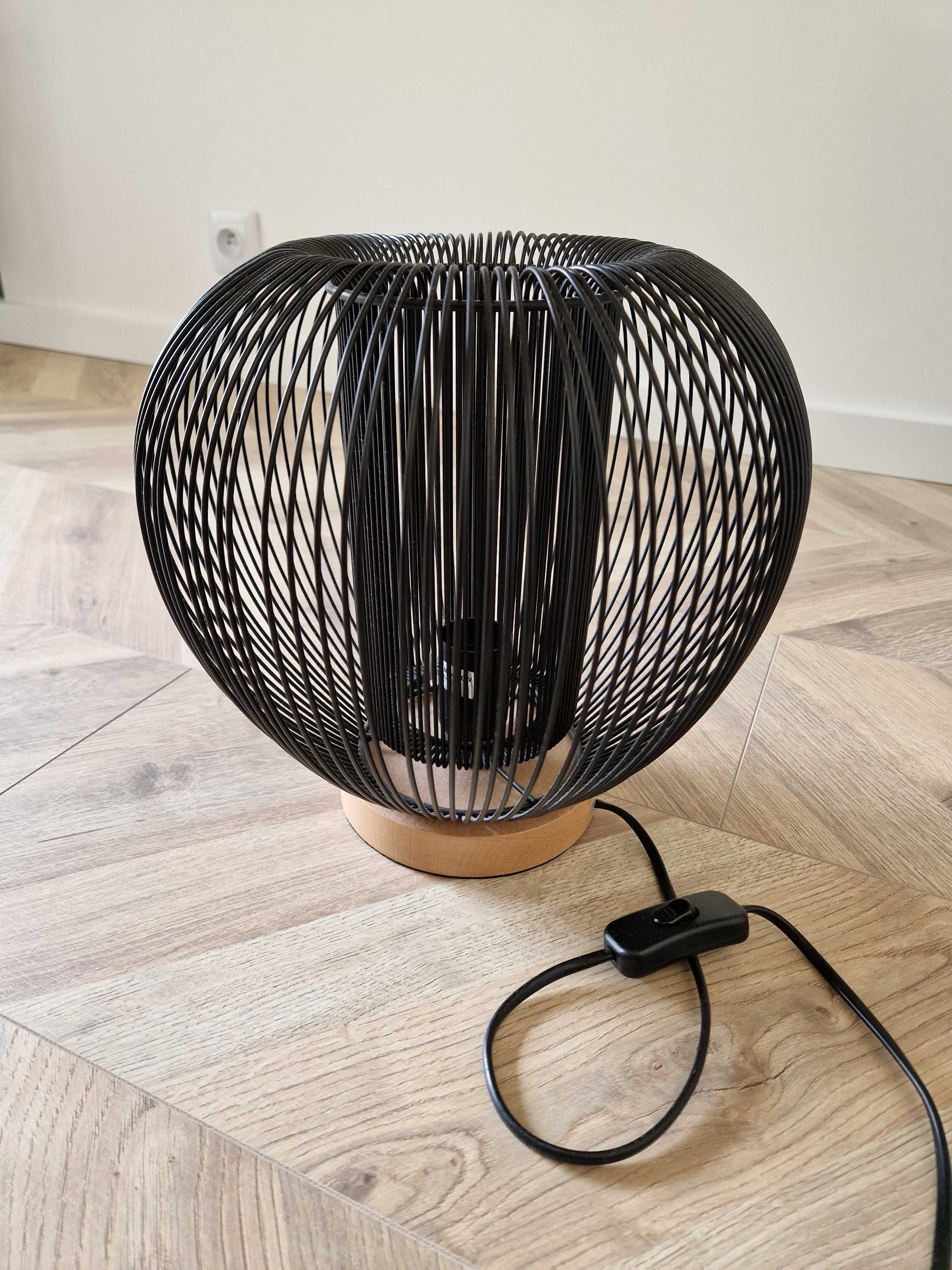 Czarna metalowa lampa stolowa