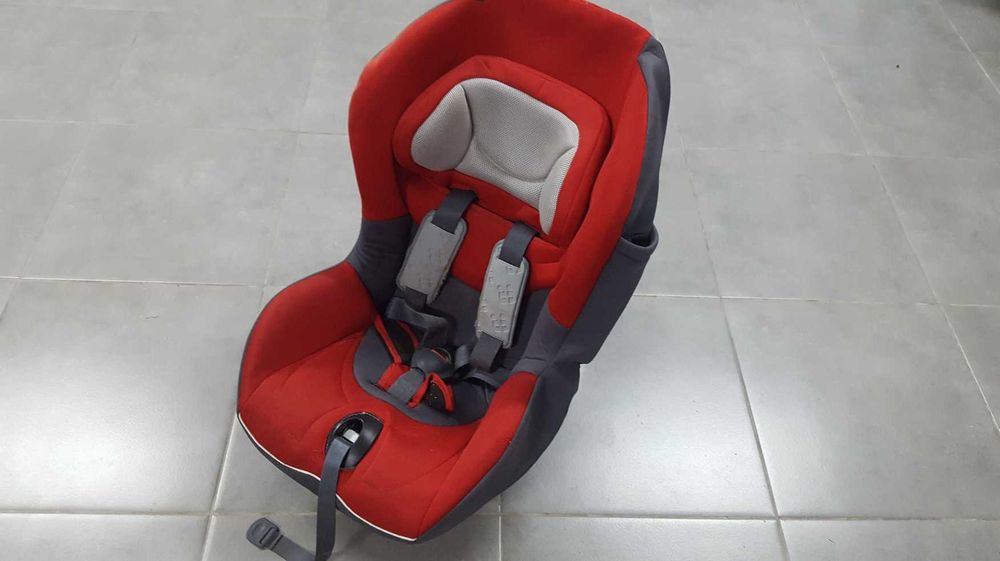 Cadeira auto Chicco (9-18kg) com isofix