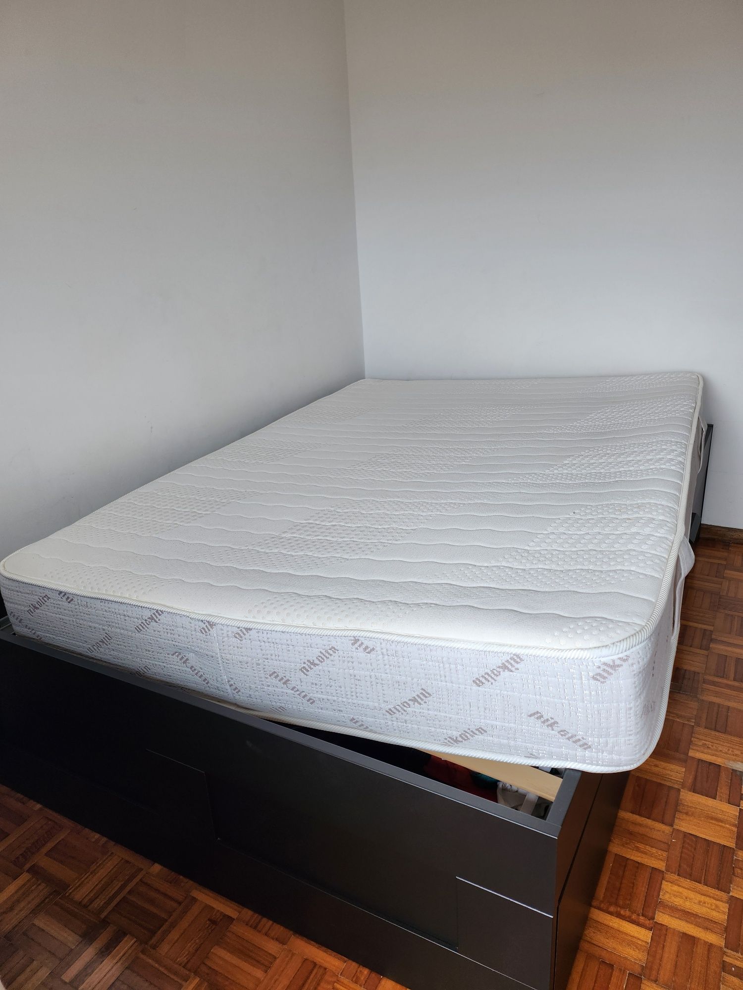 Cama casal padrão com gavetões e colchão