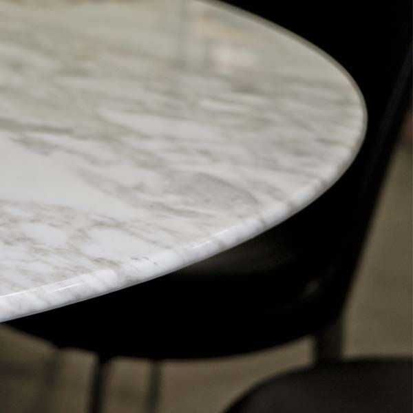 Stół marmurowy od słynnej włoskiej firmy Flexform.