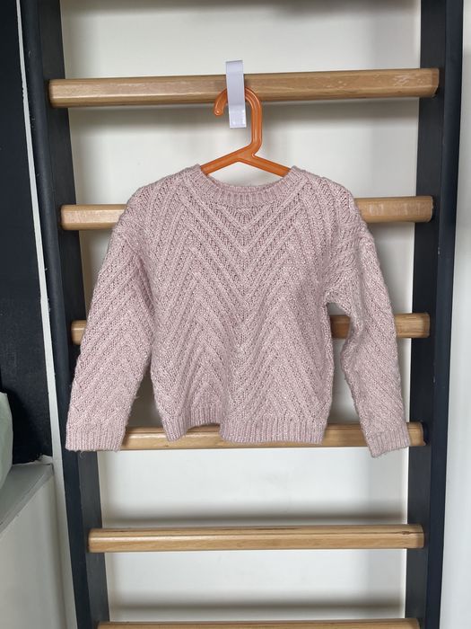 Gruby sweter Minoti 104 110 pudrowy róż sweterek błyszcząca nitka