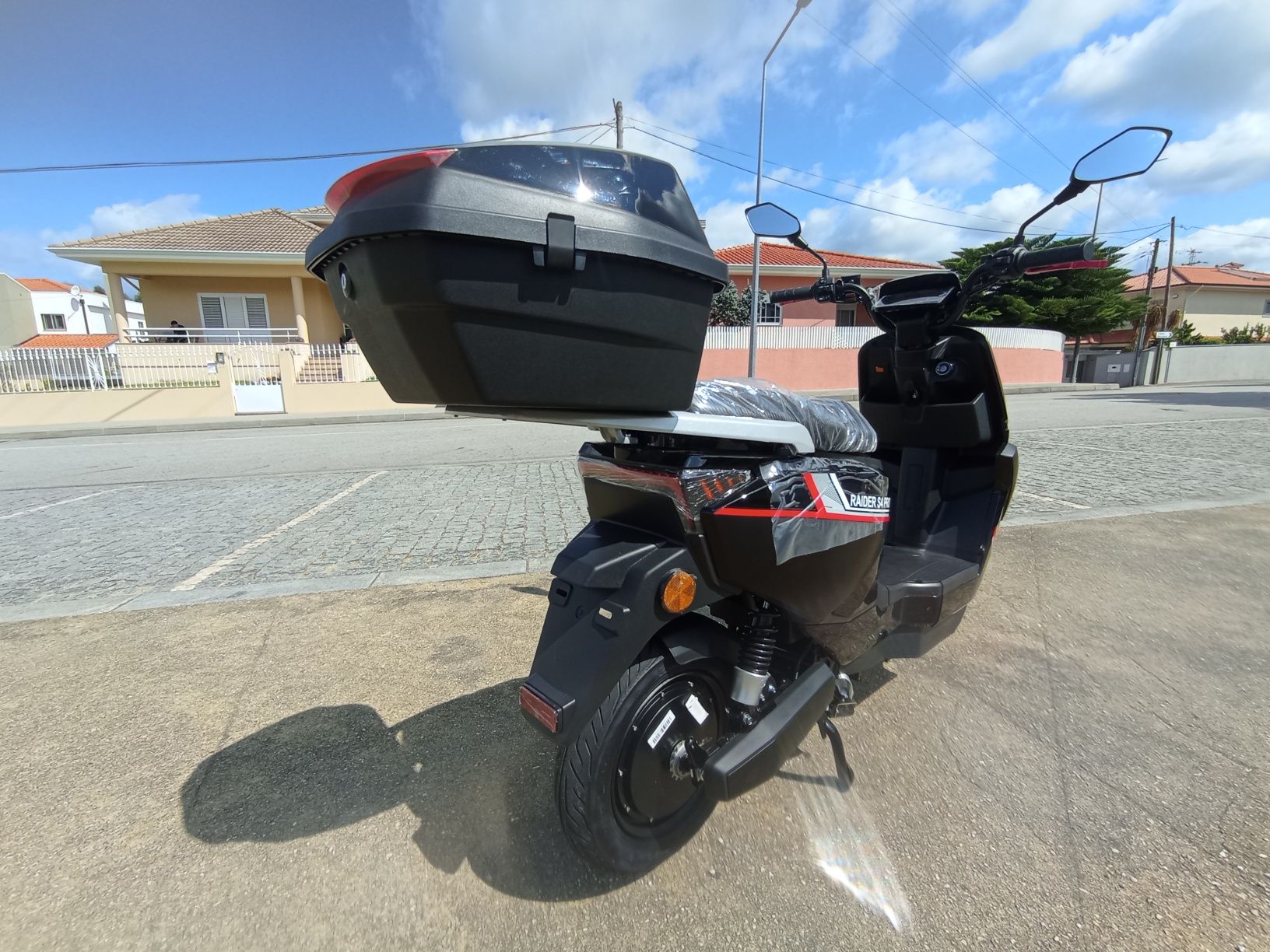 Bicicleta tipo mota scooter eléctrica Raider S4 PRO 72V 20Ah SLA Lítio