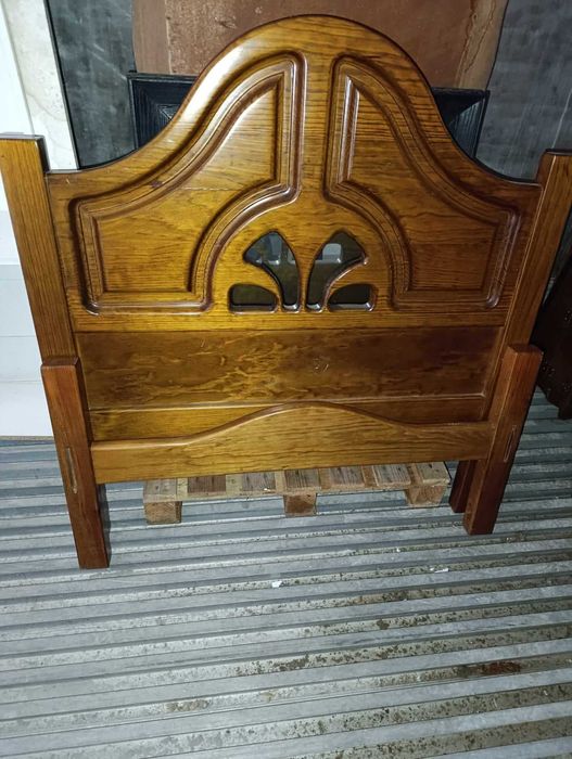 cama de corpo/meio em madeira maciça, como nova