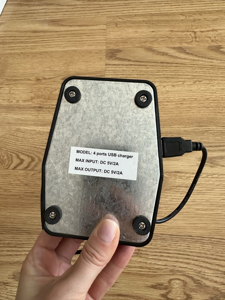 Stojak na pady gry słuchawki czarny z czterema portami USB