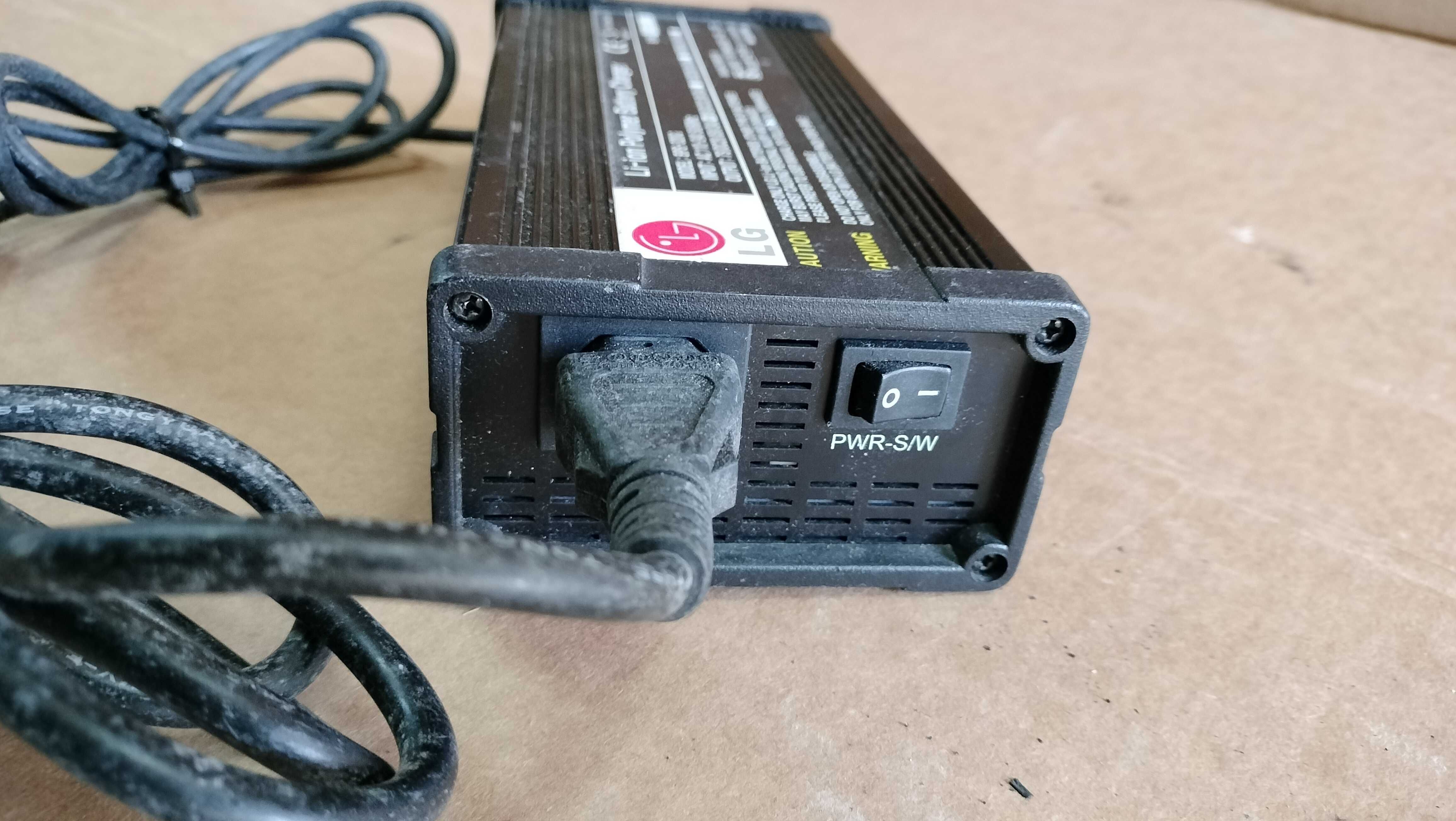 Ładowarka rowerowy 33,8V 3A / 4 piny