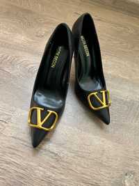 Чорні туфлі лодочки Valentino