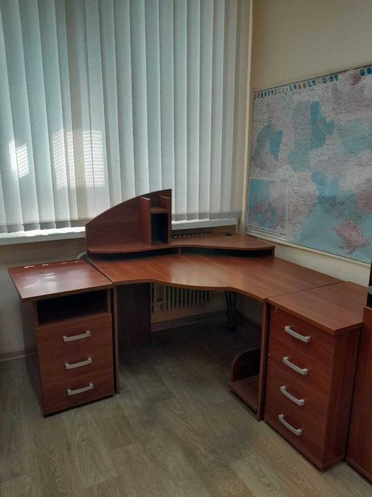 Стіл менеджера із надбудовою та двома приставними тумбами