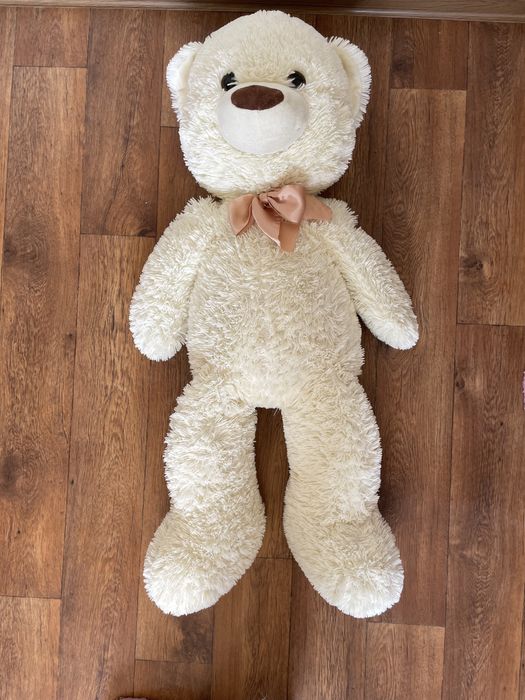 Біленький плюшевий ведмідь