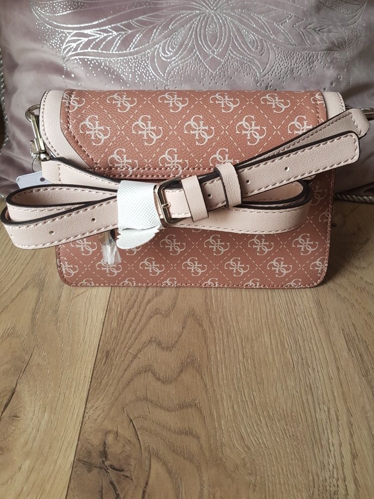 Torebka w cynamonowym kolorze w monogram Guess Camy, nowa z metką