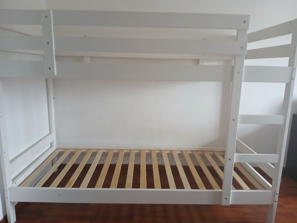 Cama dupla. 200 euros, manda messagens si querem falar do preço.