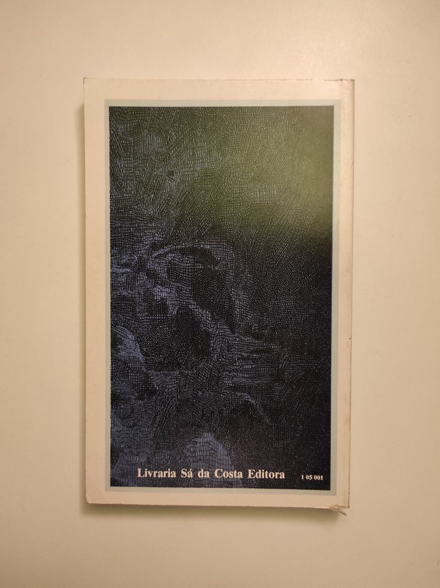Livro "Uma abelha na chuva" de Carlos de Oliveira