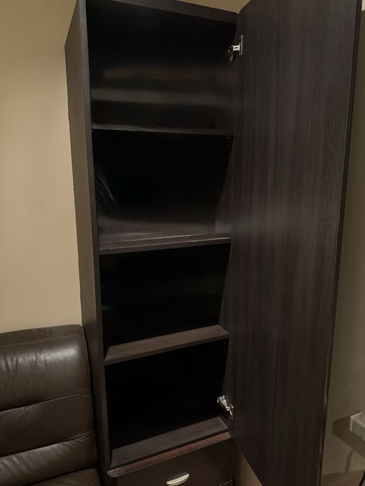 Regał na ubrania szafka ciemnobrązowa z półkami i szufladami