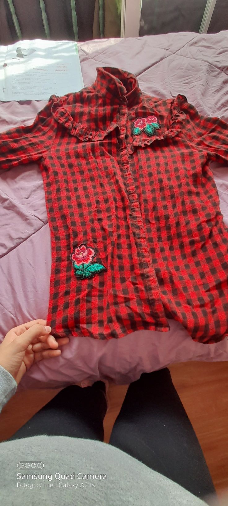 Camisa xadrez vermelha com flores tamanho 10-11y