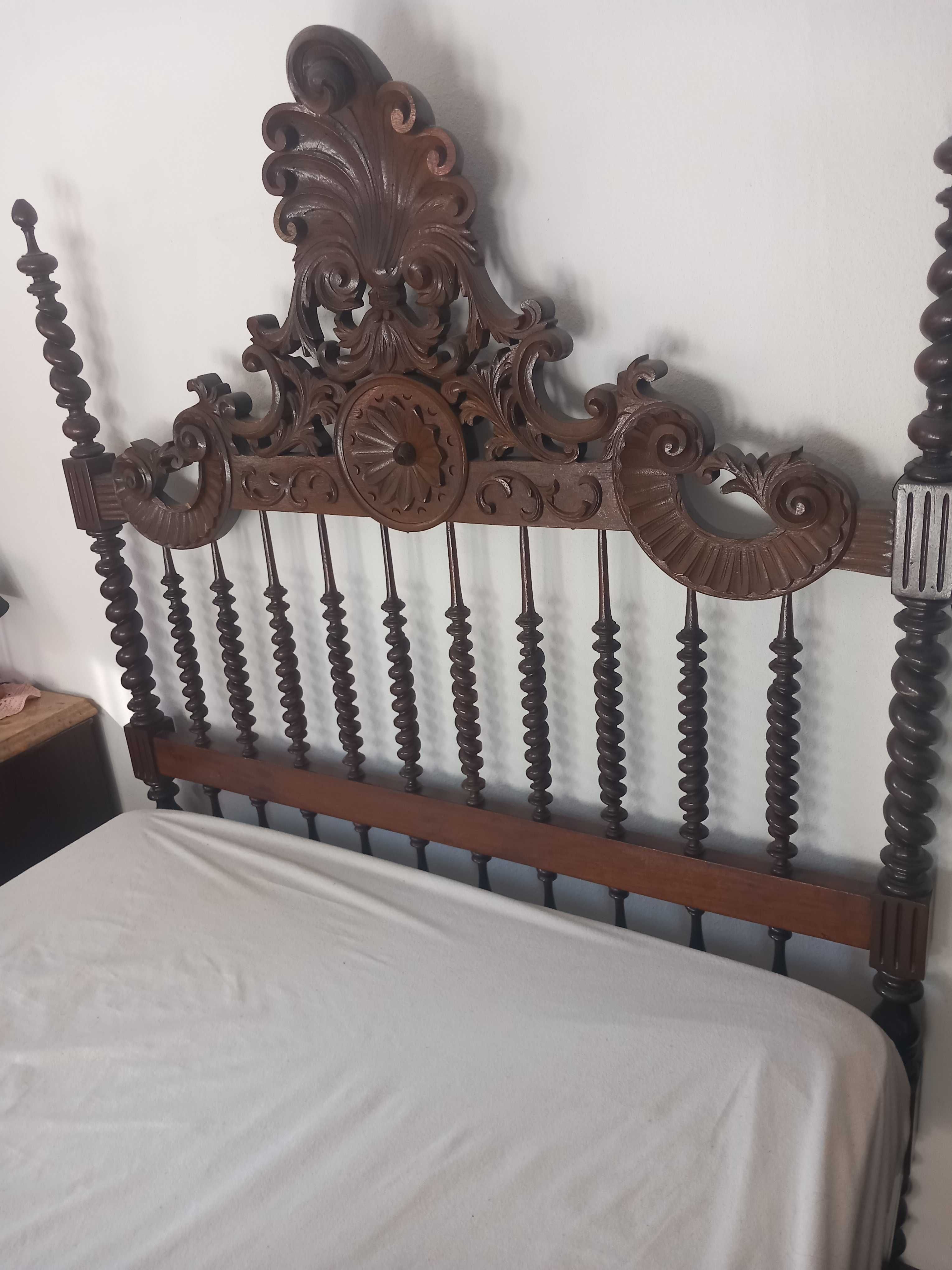 Cama de casal trabalhada e 2 mesas de cabeceira.