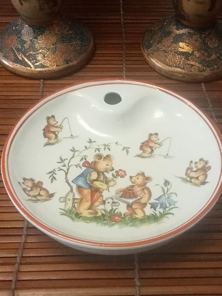 Belo prato de porcelana infantil