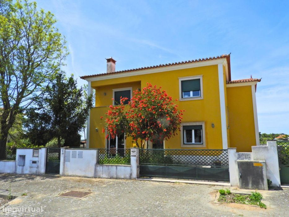 Moradia V4 com Garagem e Zona de Lazer