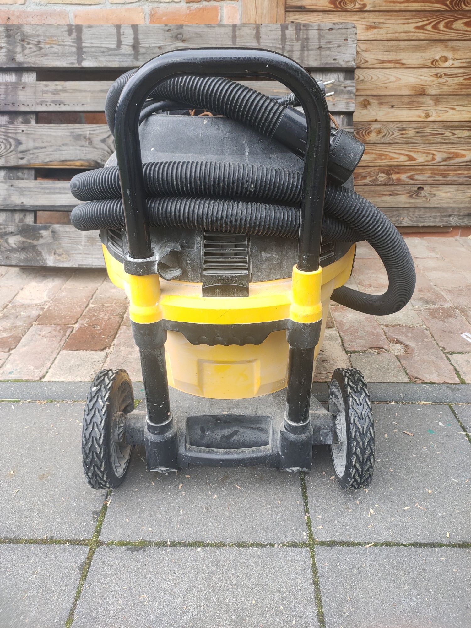 Odkurzacz przemysłowy DeWalt z gniazdem Dwv902m