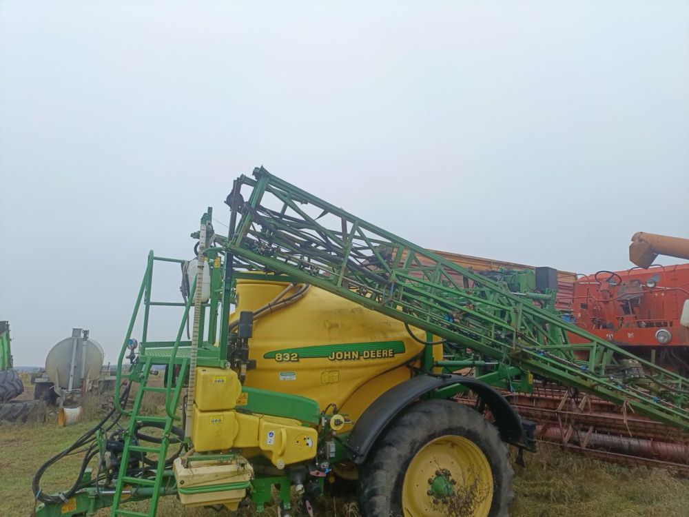 Opryskiwacz John Deere 832 isobus 27m belka