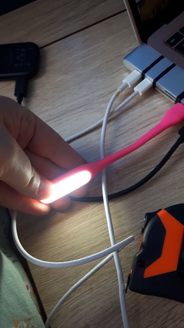 Elastyczna lampka do laptopa notebooka na USB różowa biała Flexible li