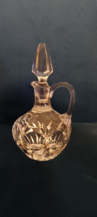 Przepiękna duża karafka kryształowa. Elegancki dodatek na każdy stół.