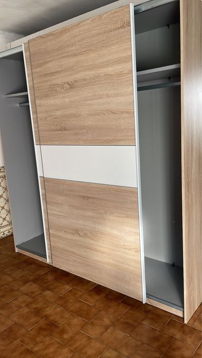 Roupeiro com  duas portas  de correr