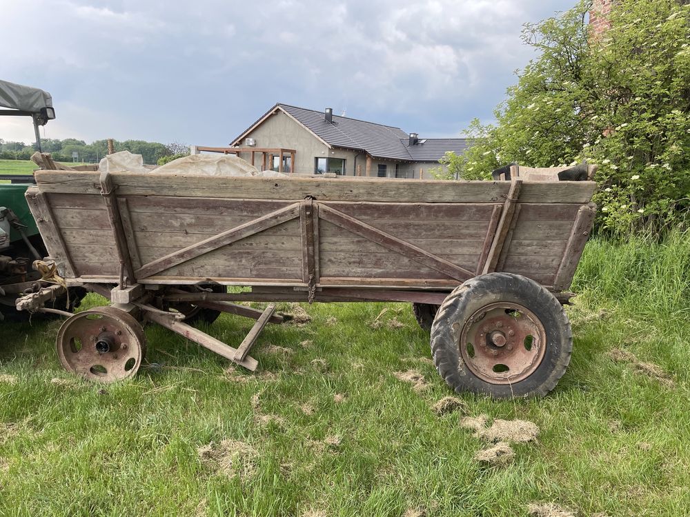 Stary wóz kołowy ozdoba do ogrodu