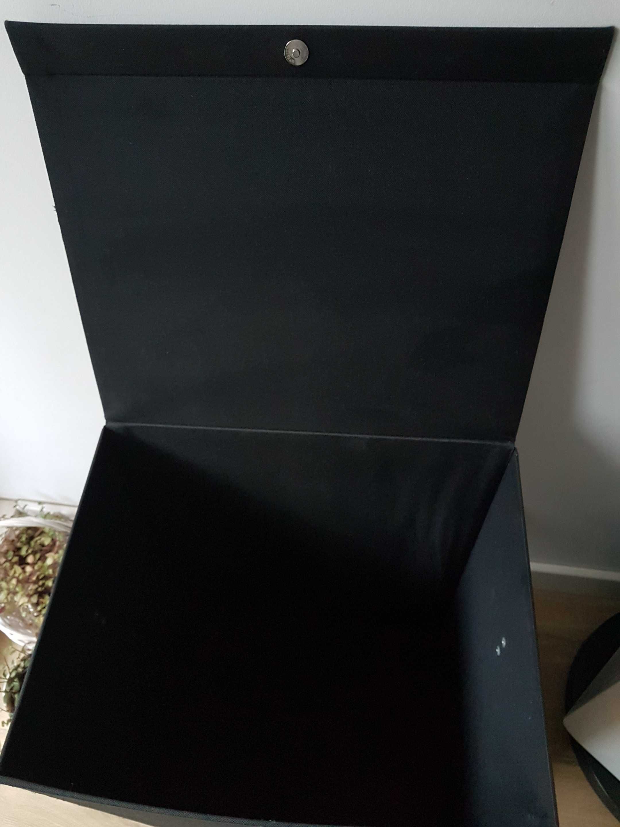 Czarny duży tekstylny usztywniany pojemnik z klapą na pranie 60cm